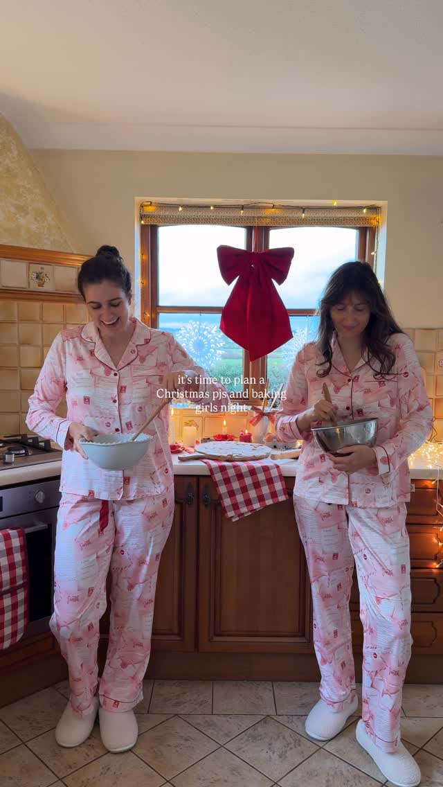 Instagram post by @sisterssharingstyle for Chelsea Peers. Caption reads: [...] baking Christmas cookies together in....