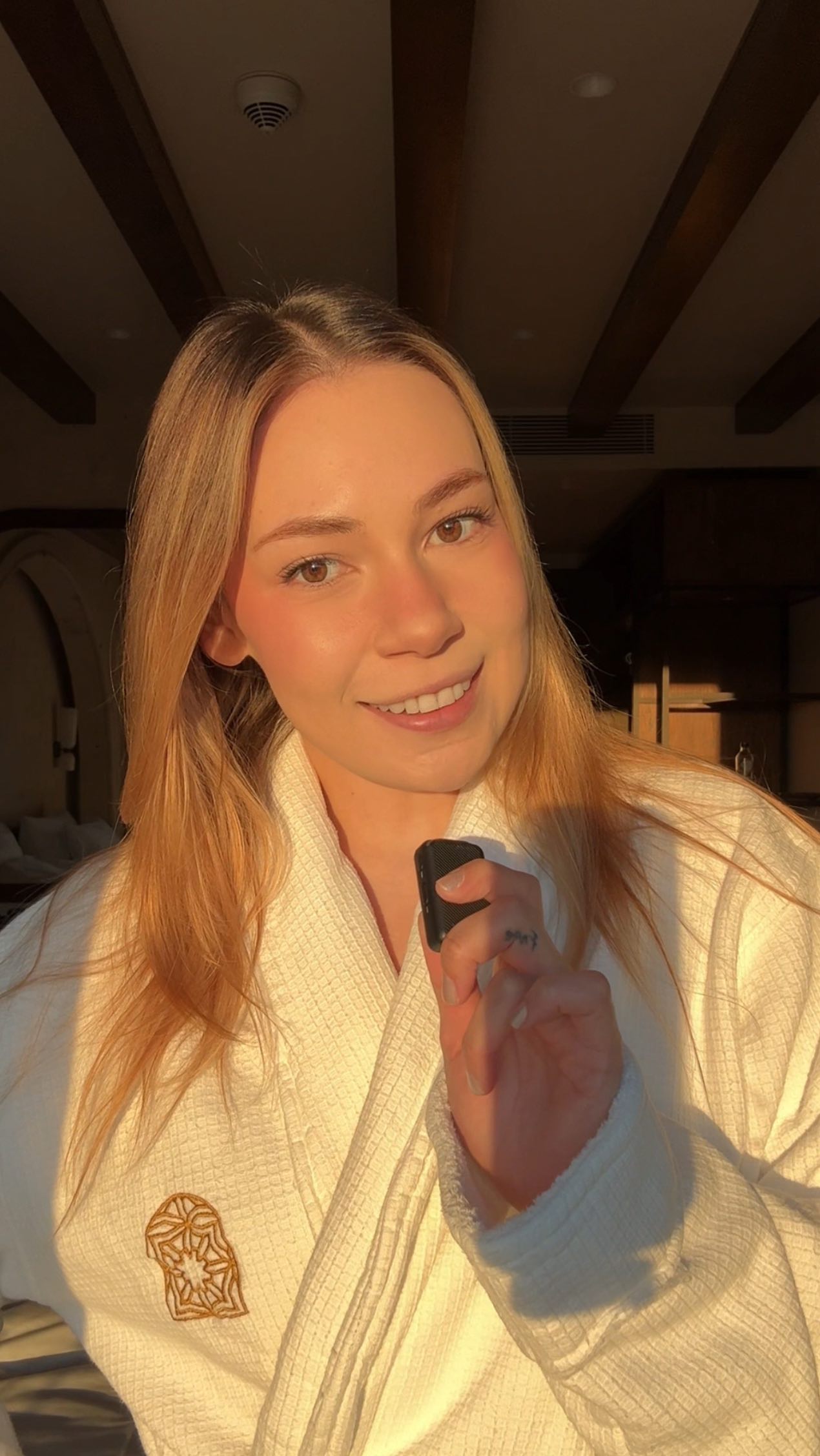 Instagram post by @zeynepkozgur for Fossil. Caption reads: Nasıl olmuşum ?🤍✨
@fossil 
@saatvesaat 
#davet....