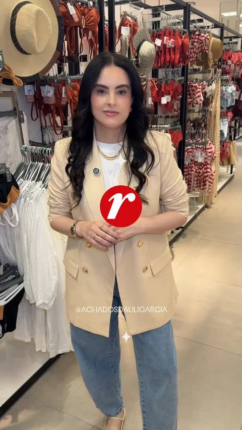 Instagram post by @achadosdaliligarcia for Lojas Renner. Caption reads: Voltinha na Renner, especial moda praia....