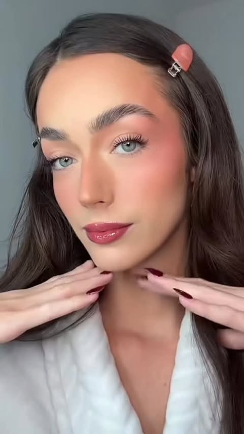 Instagram post by @beautybyraelynn for Sacheu. Caption reads: That sculpted look 🤌🏽
Using @sacheubeauty....