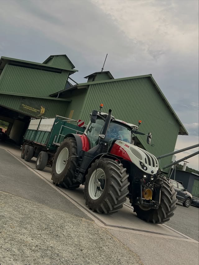 Instagram post by @markusholzschuster for STEYR Traktoren. Caption reads: bald gibts wieder nur 1 Gas😮‍💨🥳 Werbung #steyr....