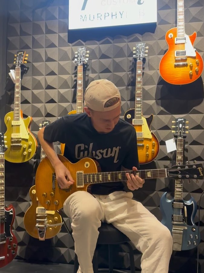 Instagram post by @olagrind for Gibson. Caption reads: [...] Tokyo at 18:30!!❤️🙏 Thank you so much....