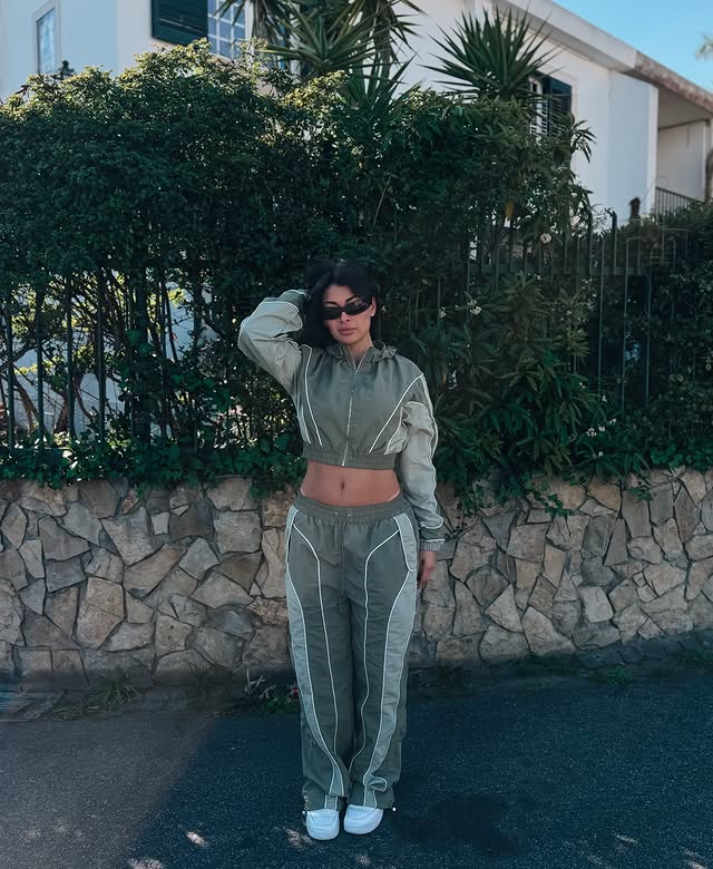 Instagram post by @brunaafortunato for Fashion Nova. Caption reads: At this point… @FashionNova 💚 🔎 New Era....