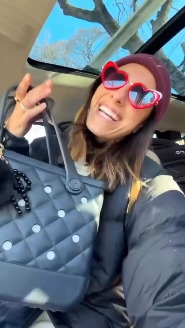 Instagram post by @sweatwithlaurenhefez for BOGGBAG. Caption reads: [...] — which is basically the mom trifecta.....