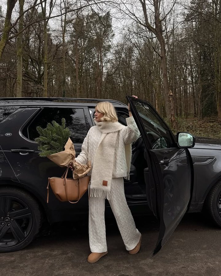 Instagram post by @laura.byrnes for Land Rover. Caption reads: [...] upgraded 🙌🏻 we’ve been driving the....