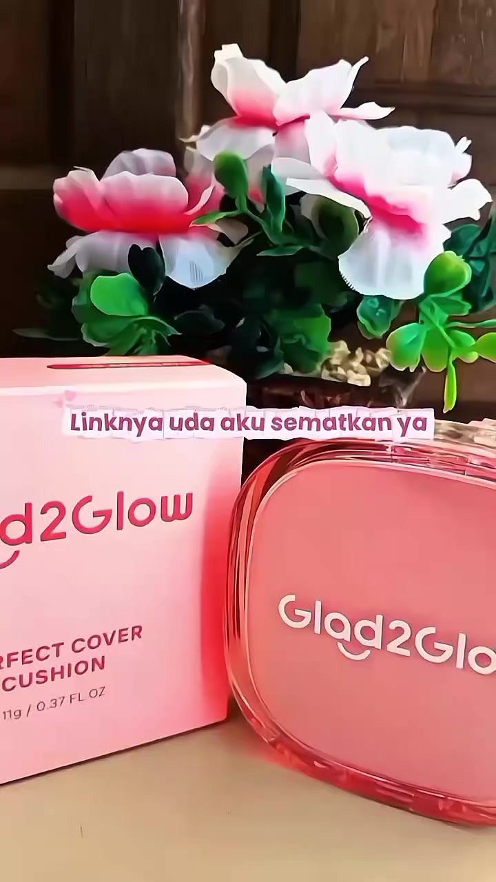 TikTok post by @elshaddai_shop for Glad2Glow Indonesia. Caption reads: Cushionnya gak pernah gagal sih @glad2glow_id....