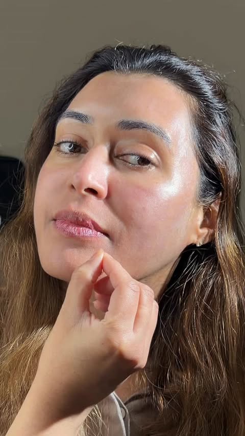Instagram post by @marriumsshah for Makeup Revolution. Caption reads: [...] and lasts so well on the lips.....