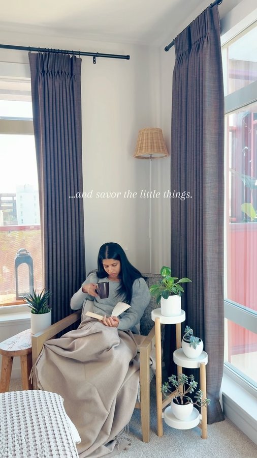 Instagram post by an influencer for alicia adams alpaca. Caption reads: [...] and soft blanket from @aliciaadamsalpaca for....
