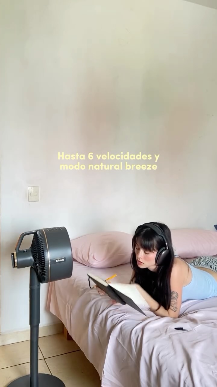 Instagram post by @vicogs for Shark Home MX. Caption reads: Dile adiós al calor dentro y fuera de casa con el....