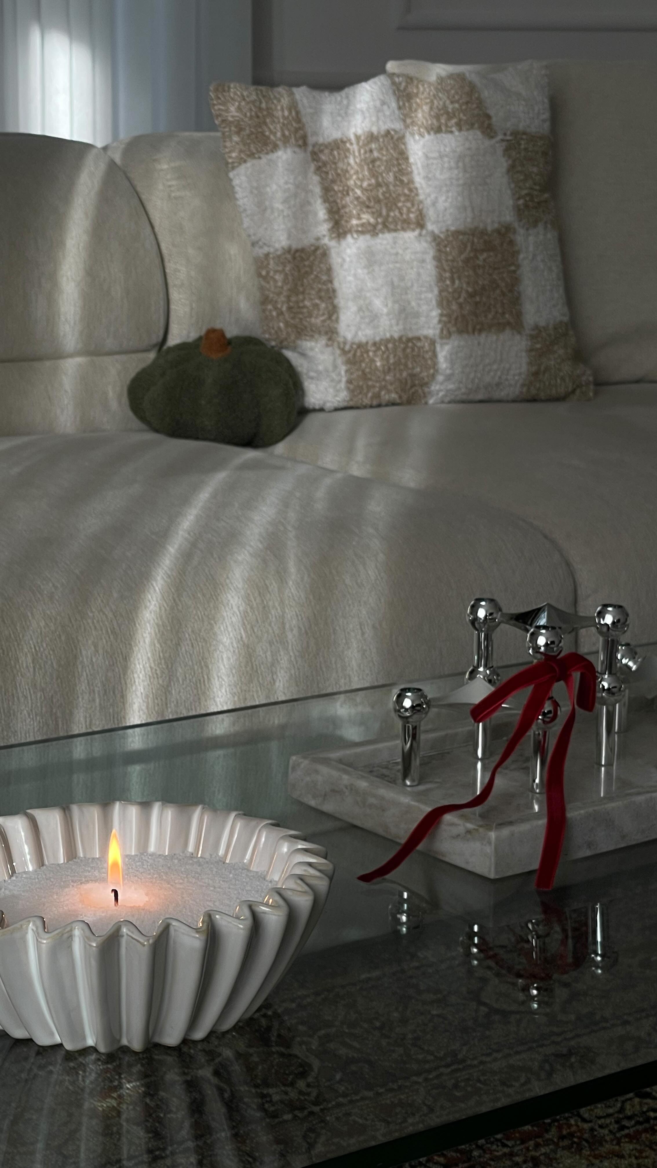 Instagram post by @homebyhavva for Candlera Candle. Caption reads: [...] is this? 🕯️
candle sand by @candleracandle....