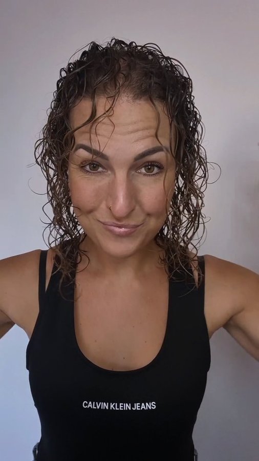 Instagram post by @curly.iris for Syoss. Caption reads: hahah I don't know if the sentence is correct:....