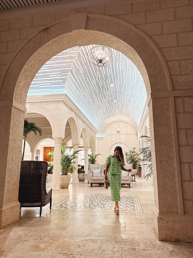 Instagram post by @terilynadams for Larroudé. Caption reads: It’s all fun and games in the Caribbean until you....