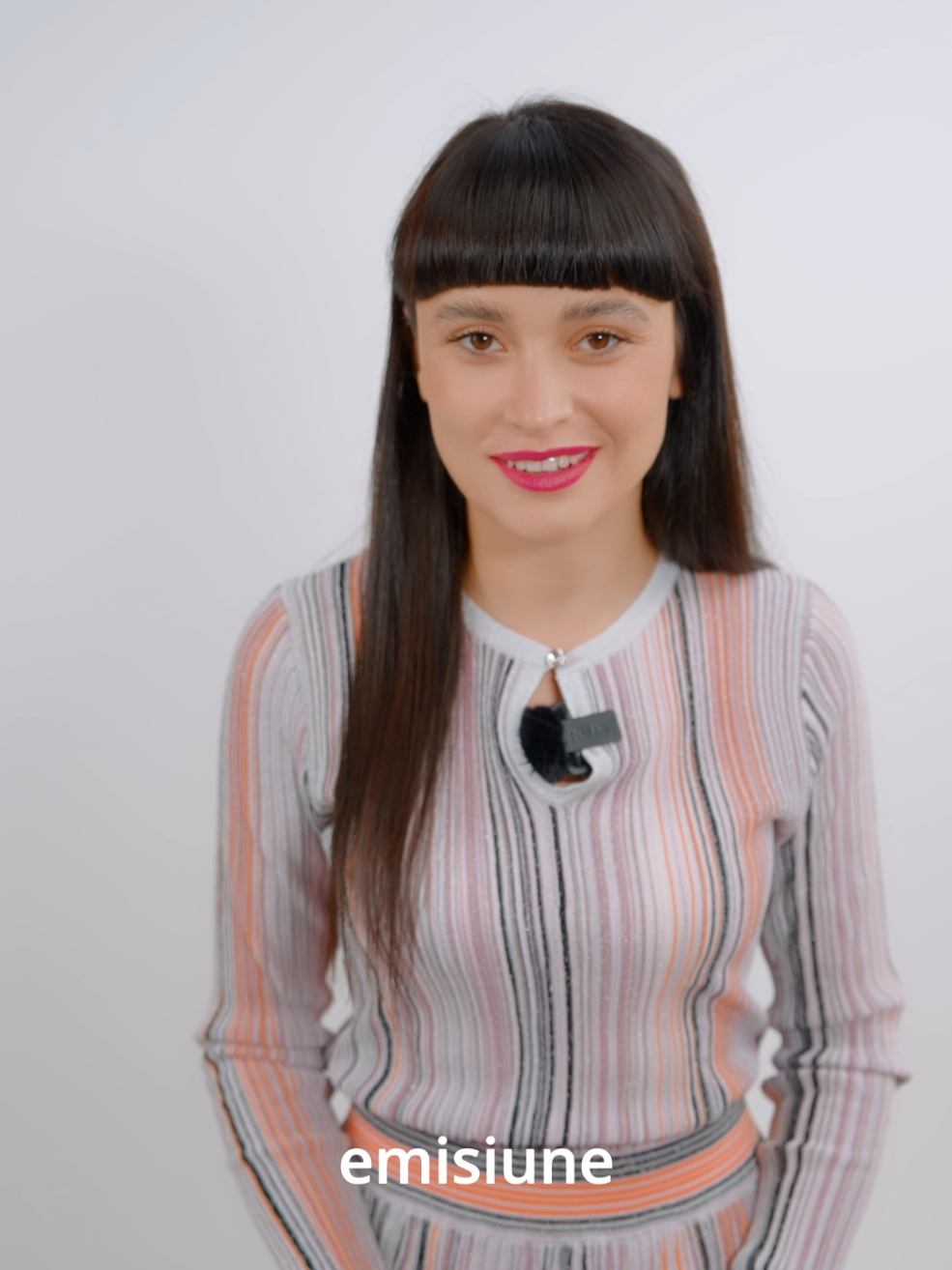 TikTok post by @irinarimes for Avon. Caption reads: Cat de rezistente sunt rujurile Viny de la Avon?....