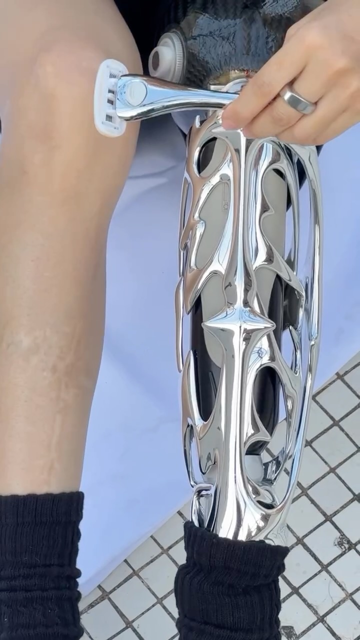 Instagram post by @xiaoyangbure for Estrid. Caption reads: press start to shave 🍴
@heyestrid.