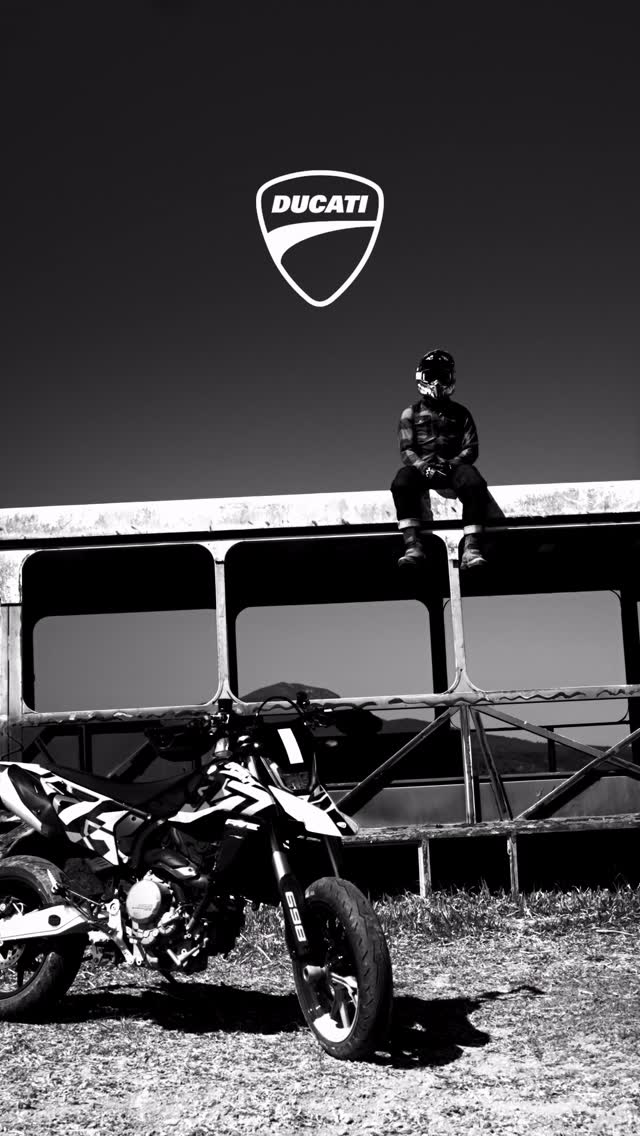 Instagram post by @marcelosilverio_7 for Ducati. Caption reads: Do asfalto à terra: a Hypermotard 698 mostrou tudo....