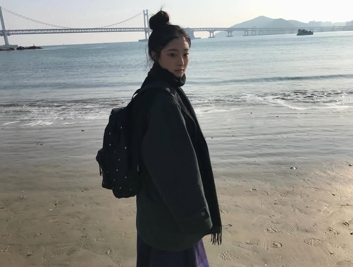Instagram post by @y_0ju for JanSport. Caption reads: 🧗🏻‍♀️🐠 🌊🪨 긴 시간 사랑받아온 백팩 브랜드 @jansport 
의 도트무늬....
