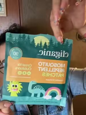 TikTok post by @soyferlinares0 for Cliganic. Caption reads: @cliganic_ repelente para mosquitos en parches....