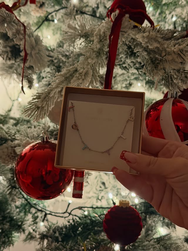 Instagram post by @life_with_lottie_x for Abbott Lyon. Caption reads: 💝 everyone deserves to open @abbottlyon on....