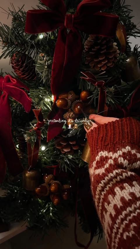Instagram post by @cosyveraa for Yaheetech. Caption reads: [...] nook. 🎄🕯️🧸 Link in bio 🔗 Thank you....