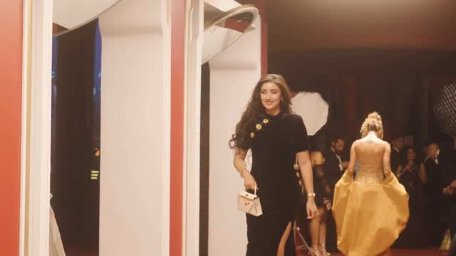 Instagram post by @feryalziyariofficial for Balmain. Caption reads: ⁨	⚡️💎🖤
Dress @balmain 
#الاعلامية_فريال_زياري⁩.