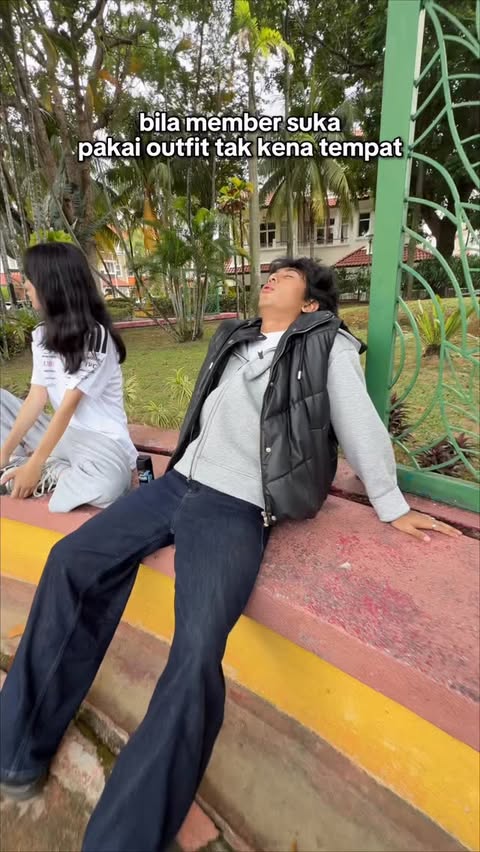 Instagram post by @harrazwajdi for AXE. Caption reads: [...] outfit ‘tak kena tempat’, nasib baik ada AXE....