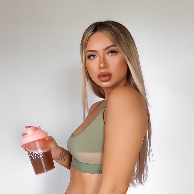 Instagram post by @ellyvickere for LUXE Fitness. Caption reads: @luxefitness code: elly10 ☁️.