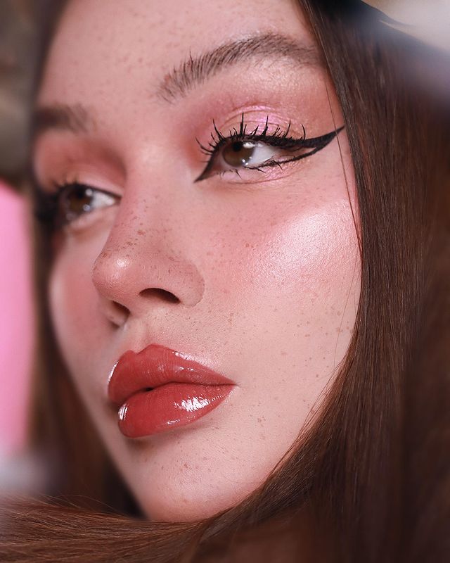 Instagram post by @olgadann for EM Cosmetics. Caption reads: [...] Tubing Mascara ⠀⠀ En partenariat avec....