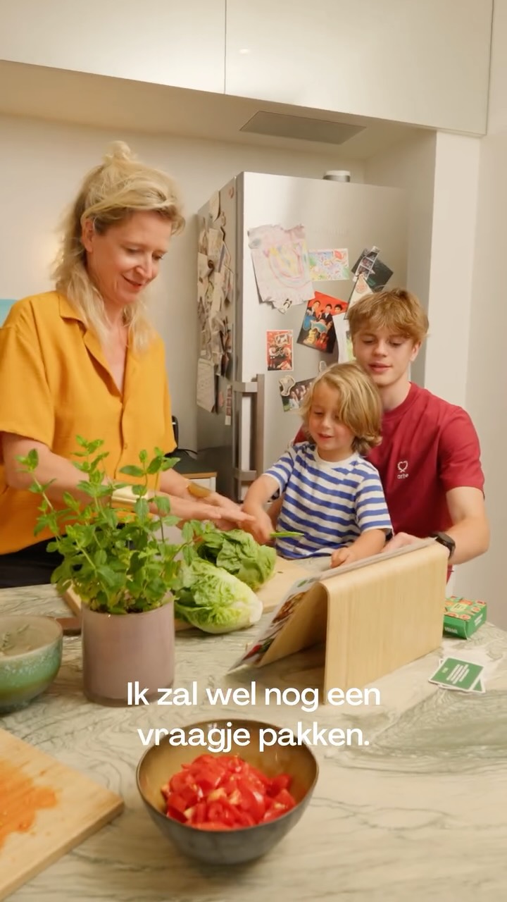 Instagram post by @cathluyten for HelloFreshBE. Caption reads: 🍝 Lasagne… recht uit de ovenschaal? Of stiekem....