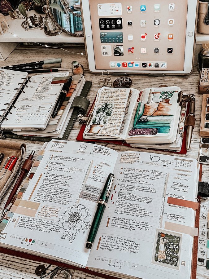 Instagram post by @marsiabramucci for Filofax. Caption reads: Previous week’s daily pages, weekly spread and....