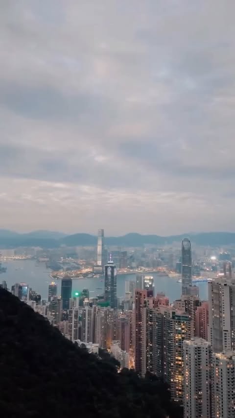 Instagram post by @syahamimishahri for Discover Hong Kong. Caption reads: [...] hong kong felt easier with....