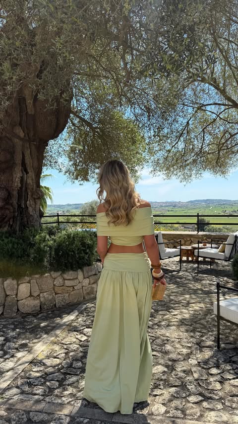 Instagram post by @katherine_bondd for PrettyLittleThing. Caption reads: [...] I wore in Mallorca 🌴🍋💕 With....