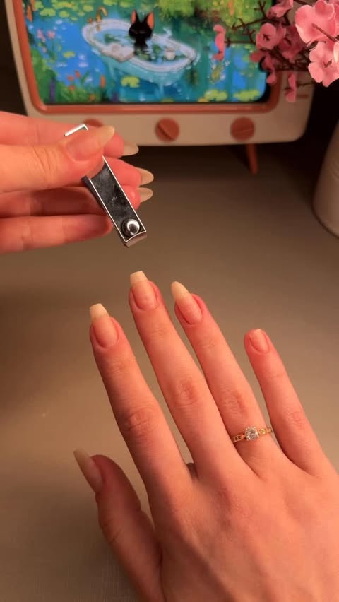 Instagram post by @annaptoledo for Mercado Livre. Caption reads: Gente, é real? 😰

Cortei e arrumei a unha....