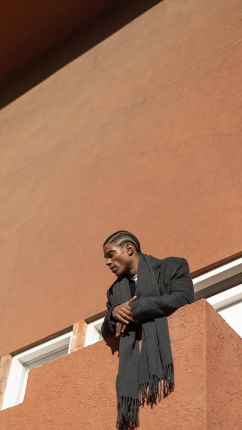 Instagram post by @jorgejavier_diaz for New Yorker. Caption reads: Simple and clean ✨ w/
🧥: @newyorkeronline....