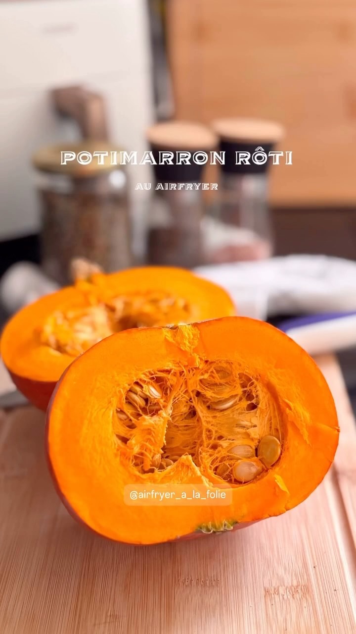 Instagram post by @airfryer_a_la_folie for COSORI. Caption reads: Potimarron rôti 
au #airfryer #cosoritwinfry 

Le....