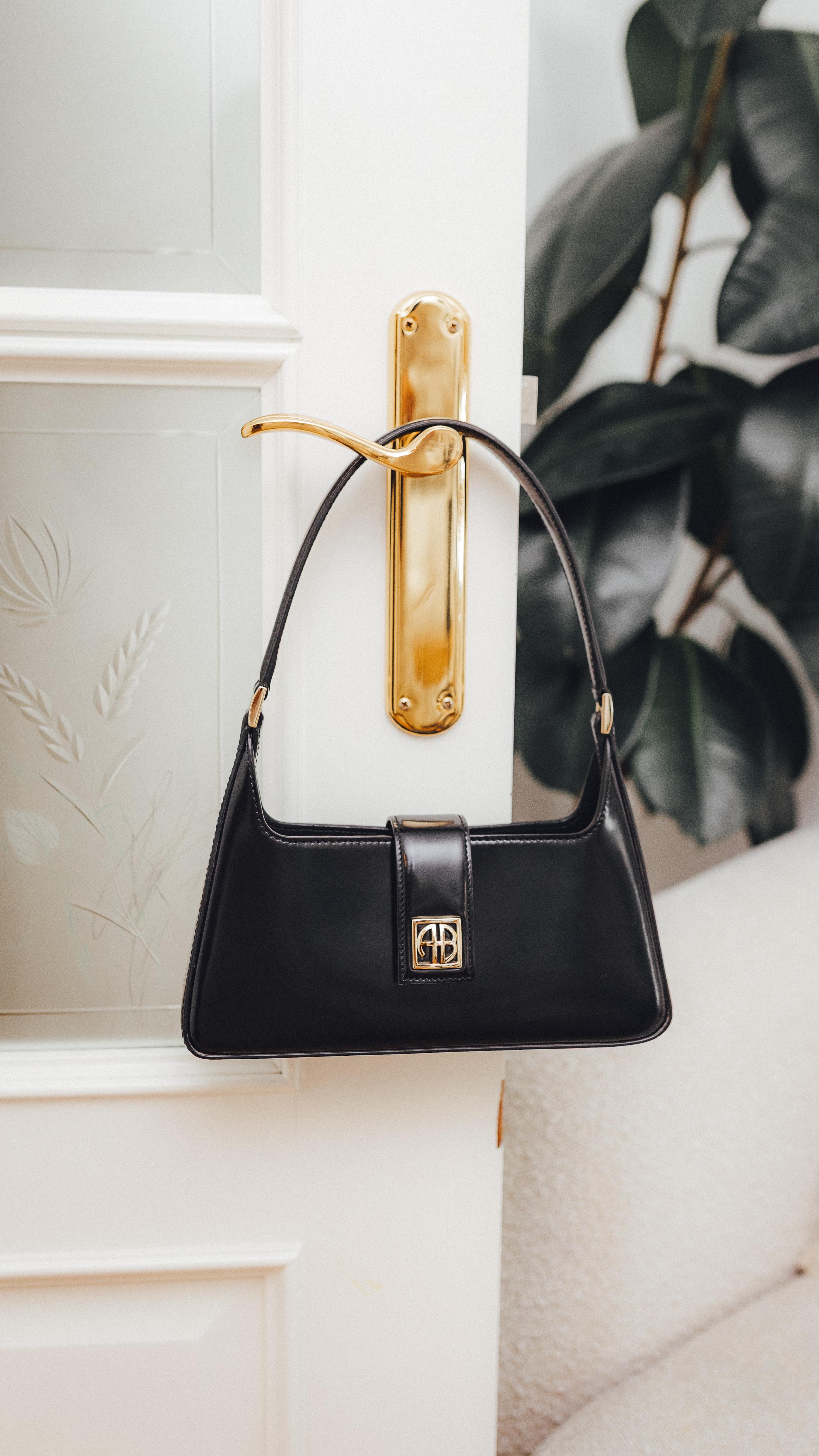 Instagram post by @jes.albarran for ANINE BING. Caption reads: [...] a tu armario sin pensarlo? 😍🤌🏼....