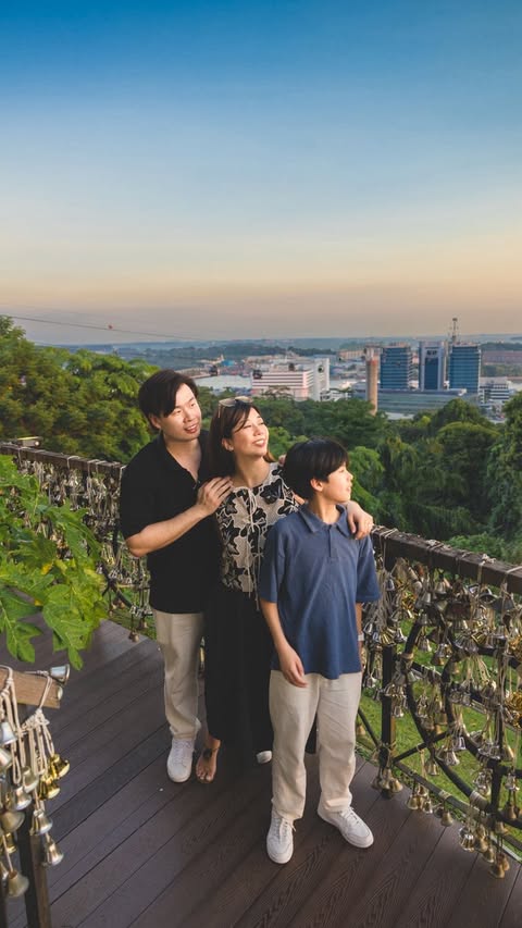 Instagram post by @globetrotterkin for VisitSingapore. Caption reads: 3️⃣ Exciting Attractions 🏎️ in Singapore 🇸🇬....