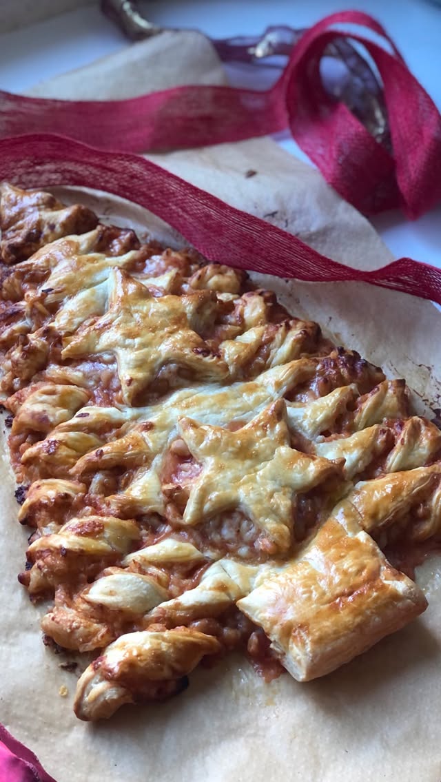 Instagram post by @squashedpickle for Heinz. Caption reads: Tag a Baked beans lover!!! 

Beans & Cheese Puff....