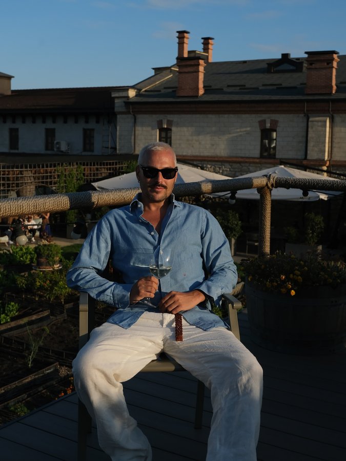 Instagram post by @robertoderosa for Wizz Air. Caption reads: [...] good wine, amazing people and art. @wizzair....