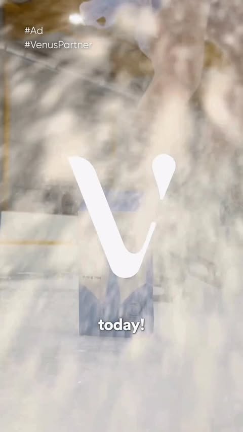 Instagram post by @isabeau.levito for Gillette Venus. Caption reads: Shave irritation? Not anymore. Try the new Venus....