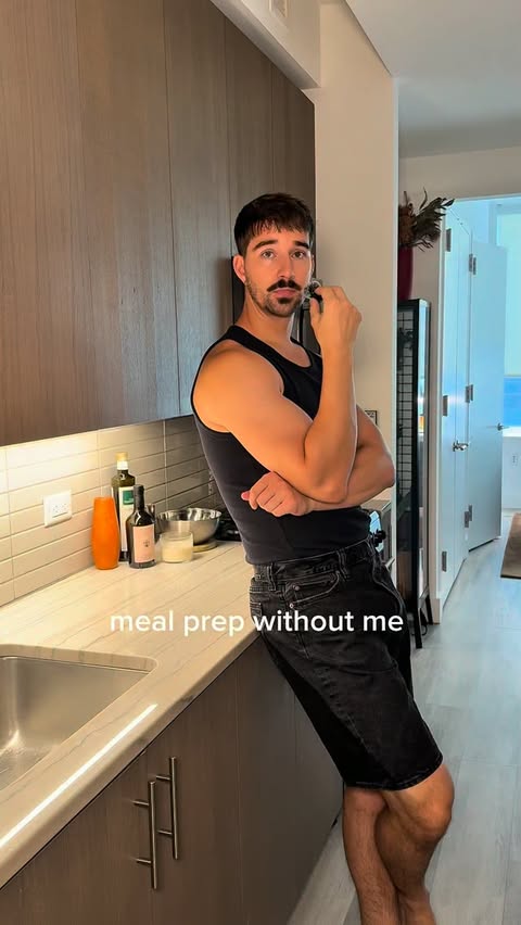 Instagram post by @paulthebutler for CookUnity. Caption reads: [...] for 50% off :) #mealprep #cookunitypartner.