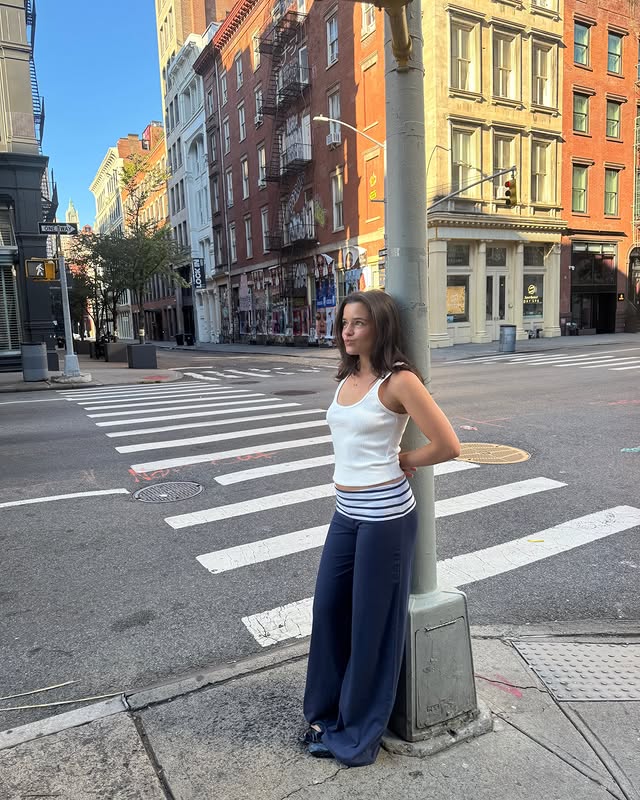 Instagram post by @chloeschnapp for Hollister. Caption reads: #hollisterpartner end of summer calls for [...].