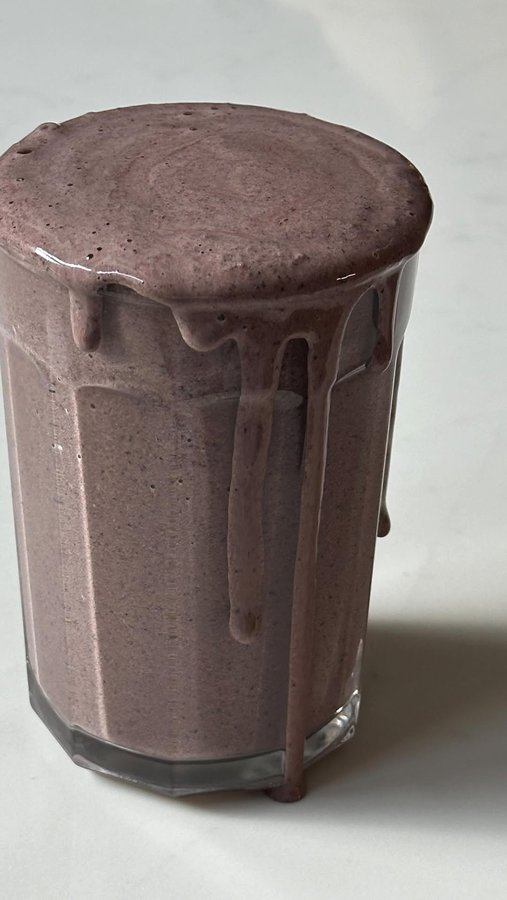 Instagram post by @loricoquecomo for Ancient Nutrition. Caption reads: Licuado lleno de antioxidantes!🍫🫐🛡️💪🏼⁣⁣
⁣⁣
1....