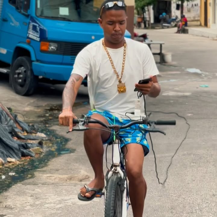 Instagram post by @brenooficiall_ for Realme. Caption reads: Na quebrada, só vence quem tem energia pra ir....