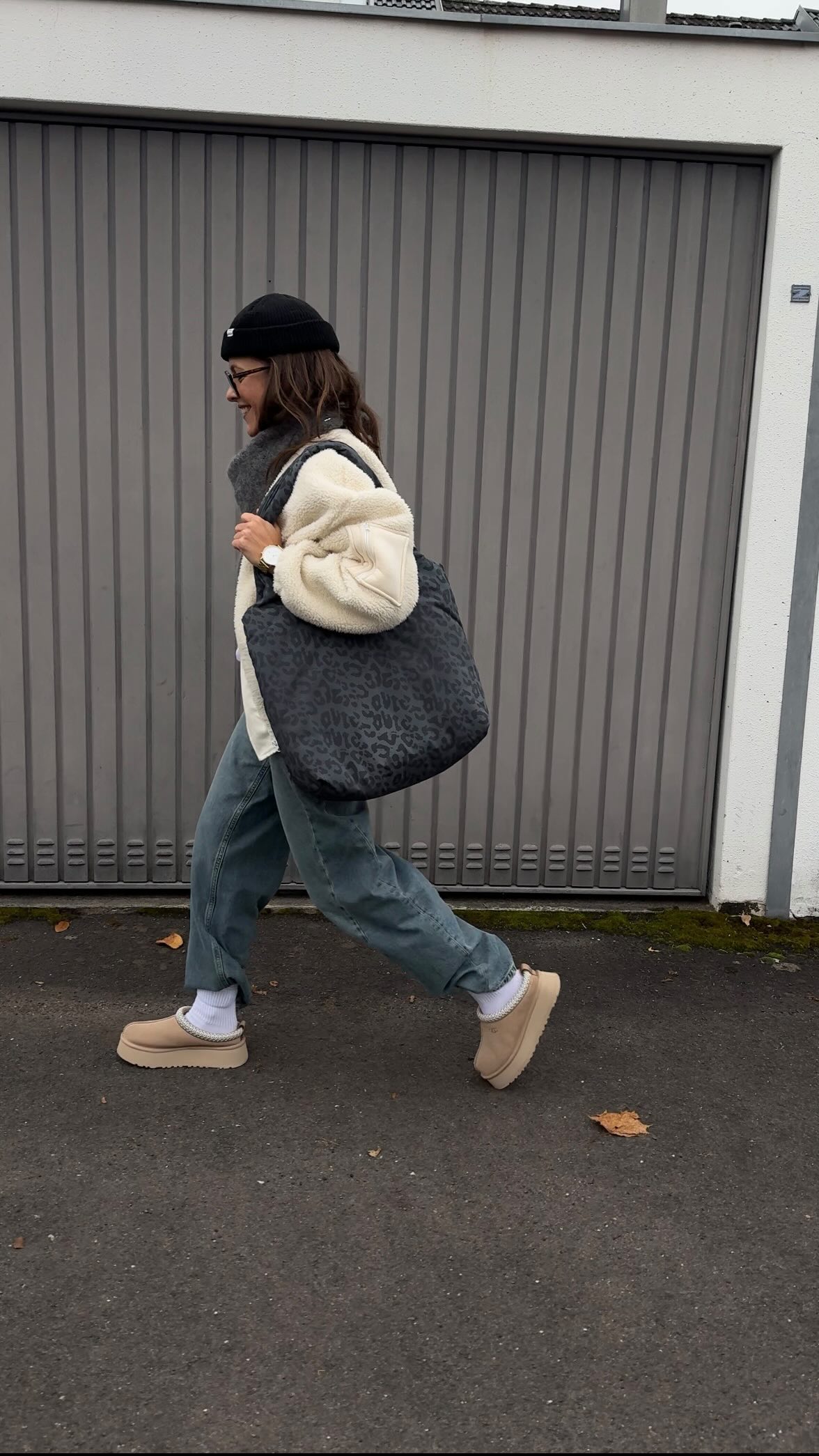 Instagram post by @tache.de.rousseur for Kapten Son. Caption reads: Less noise. More neutrals.
Jeans, Uggs & my Skara....