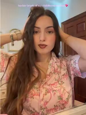 TikTok post by @nayepenaa for Unbrush. Caption reads: [...] while reducing breakage🤏🏻😌 @barbie....