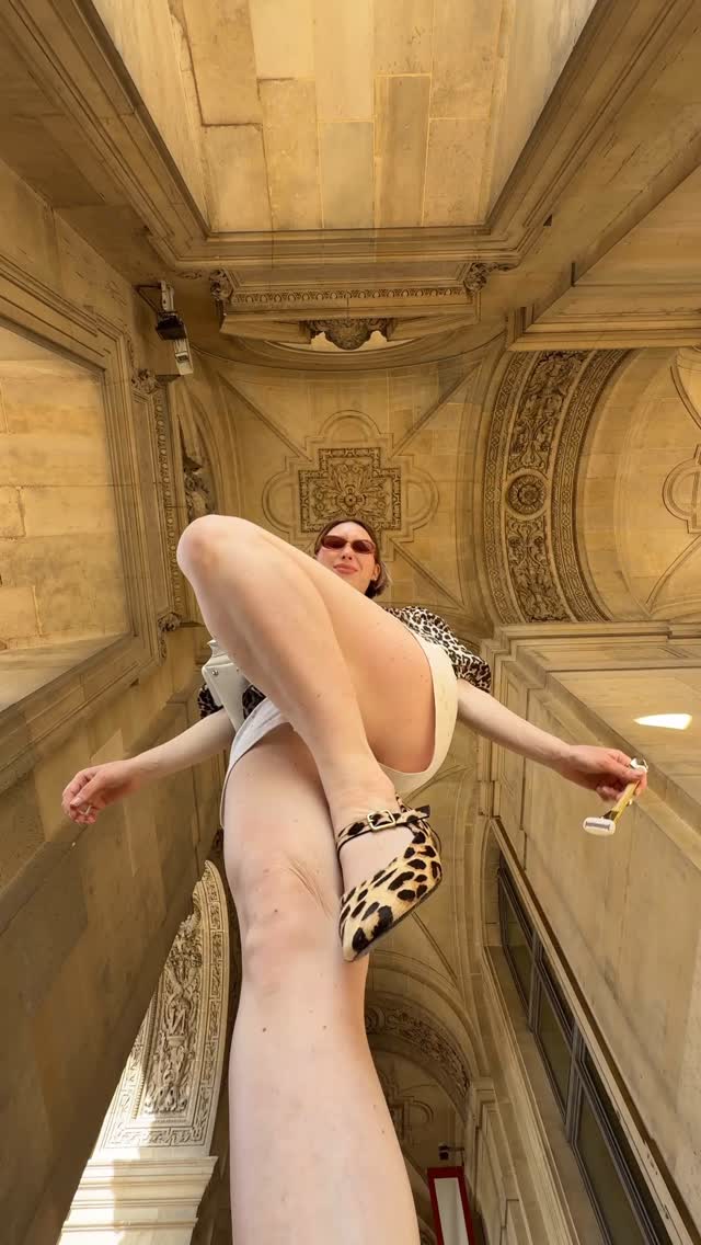 Instagram post by @volgaleoni for Estrid. Caption reads: New day, new shave 🪒.