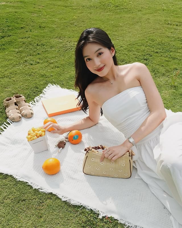 Instagram post by @uy.uyne for CHARLES & KEITH. Caption reads: [...] moments and my favorite pieces from....