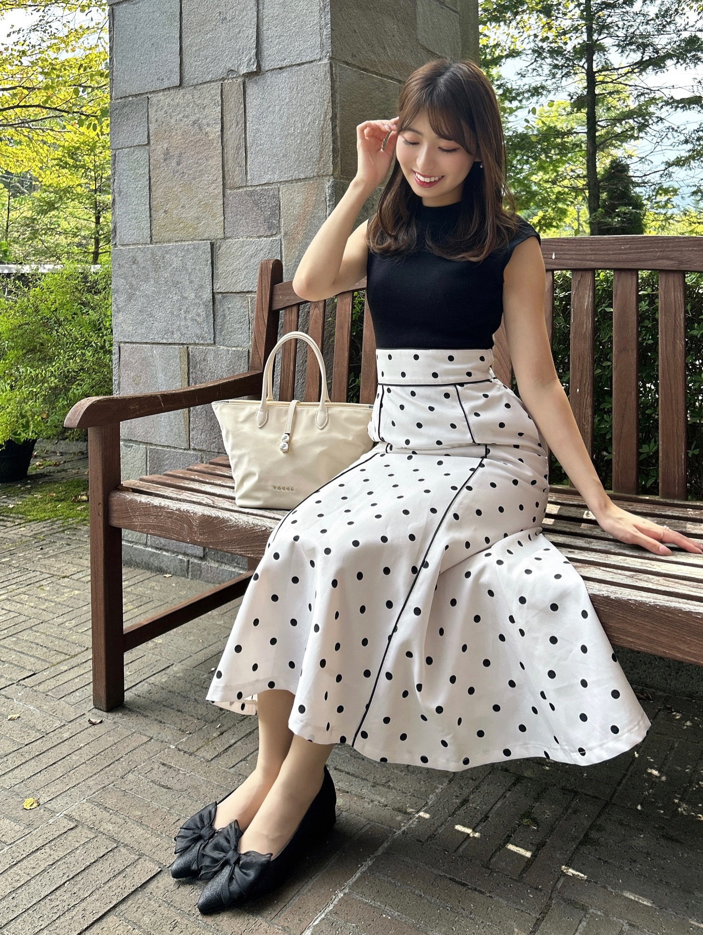 Instagram post by @takeuchi_rina_3 for VIVIAN COLLECTION. Caption reads: ♡
最近健康のために歩くようにしてるからペタンコシューズ一択🙂‍↕️

👗....