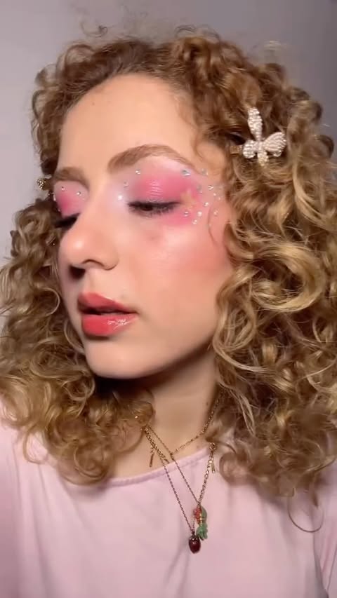 Instagram post by @mmelekerdenn for L'Oréal ContentPRO. Caption reads: Manifest Toz Pembe Makyajı @m6nifestgirls . . .....