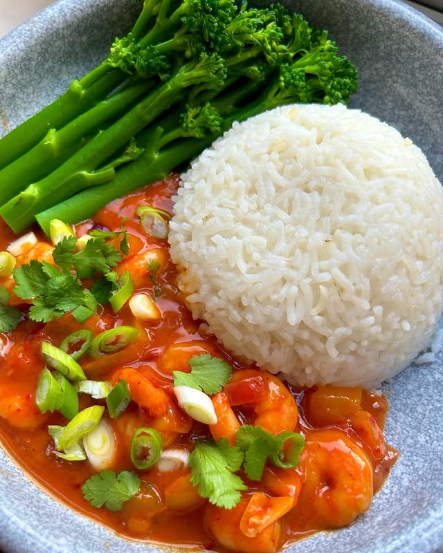 Instagram post by @ellie_steele__ for Hello Yummy Box. Caption reads: [...] is actually spicy (yay!) Thank you....